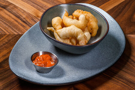 Креветки темпура с соусом лаки-чили