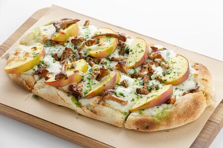 Пицца с лисичками и персиками