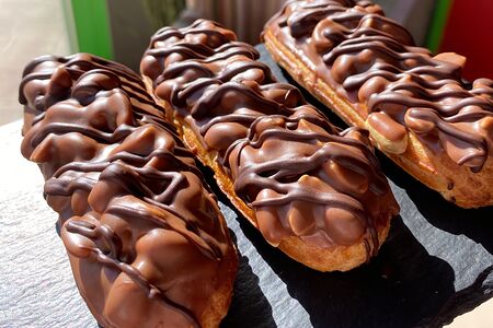 Эклер сникерс