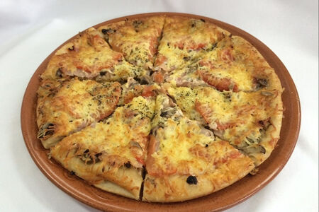 Пицца с ветчиной и грибами