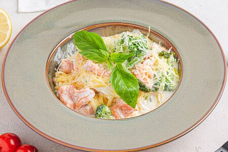 Феттуччине с форелью и брокколи в сливочном соусе