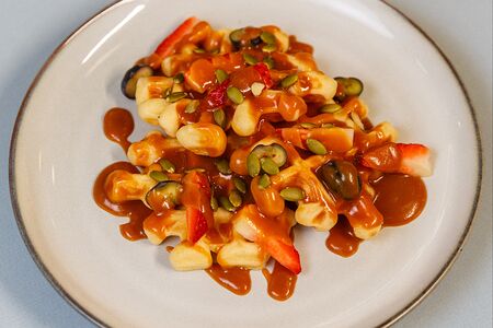 Вафли с карамелью, ягодами и семенами тыквы