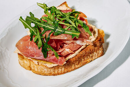 Брускетта с пармой и кремом из тунца