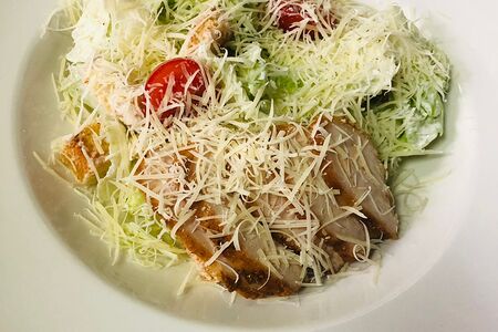 Салат Цезарь с курицей