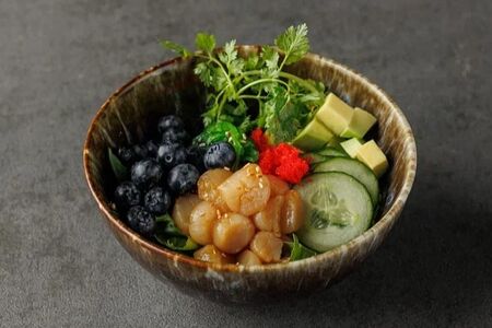 Боул поке с гребешком и ягодами