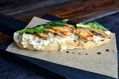 Теплая брускетта с куриным филе и белыми грибами