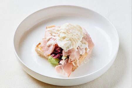 Крок-месье с окороком и трюфельным айоли