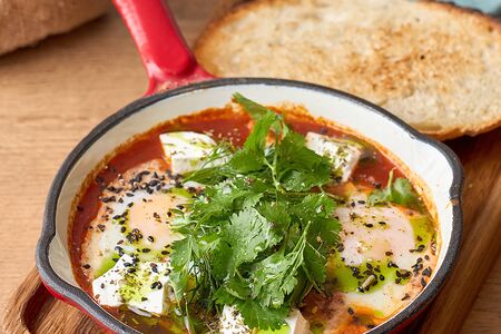 Шакшука из 2-х яиц с сыром фета