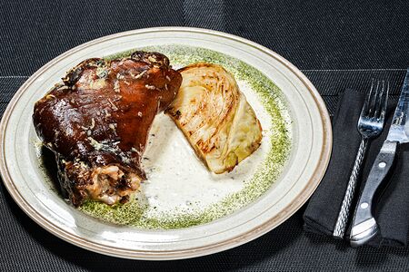 Запеченная свиная рулька