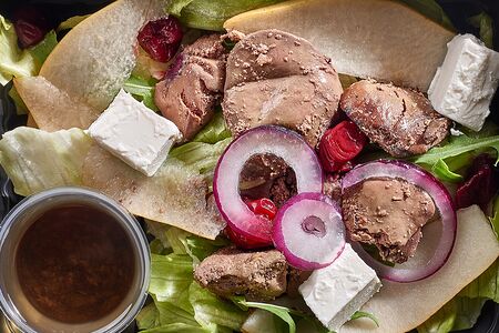 Французский салат с куриной печенью и сезонной грушей