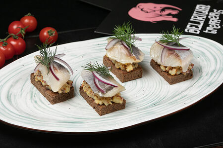 Сельдь на тостах из бородинского хлеба