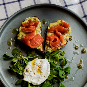 Брускетта с гуакамоле, семгой и яйцом пашот