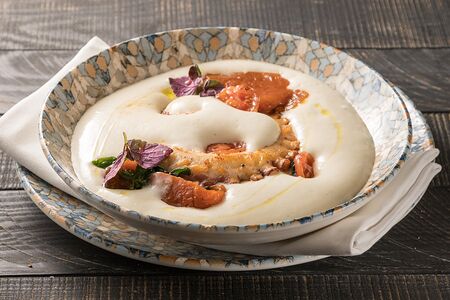 Осьминог с мини-картофелем, томатами и оливками