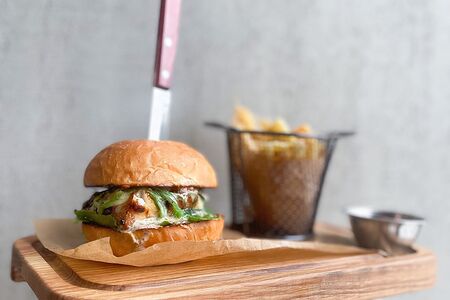 Фишбургер с треской, соусом тартар и картофелем фри