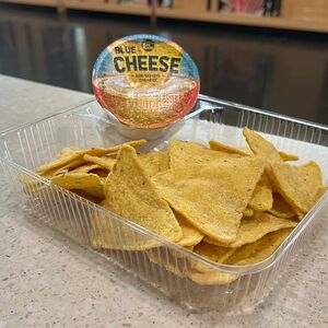 Начос с соусом блю чиз