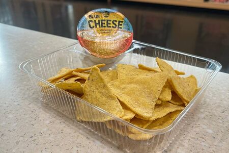 Начос с соусом блю чиз