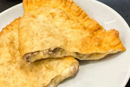 Хушуур с мясом, сыром и соусом