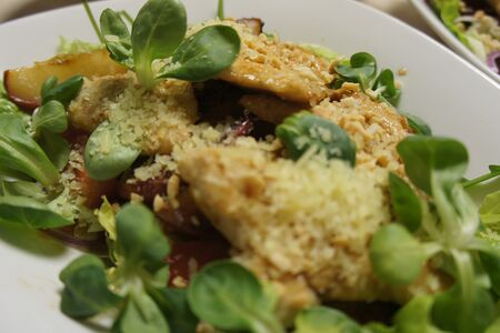 Салат из курицы с яблоками и помидорами