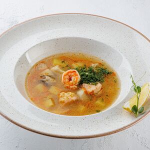 Уха по-царски из лосося с пшеном и овощами