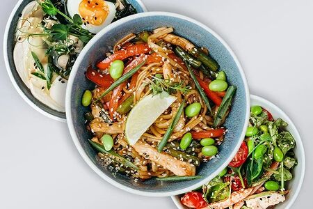 Рамен, вок с курицей и салат с копчёным цыпленком