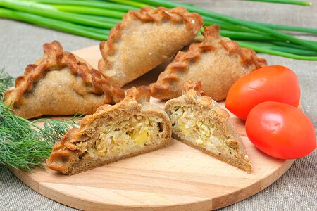 Ржаной пирожок с капустой и яйцом