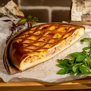 Половина пирога с ветчиной и сыром