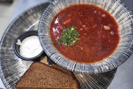 Борщ со сметаной, чесночной гренкой и с салом 