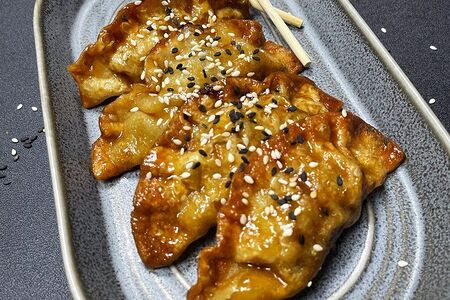 Дамплинги с говядиной жаренные на воке