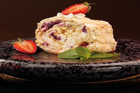 Меренговый рулет с ягодами и сливочным кремом