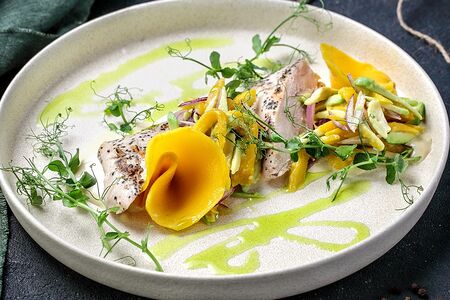 Салат с курицей, манго и авокадо в медовом соусе