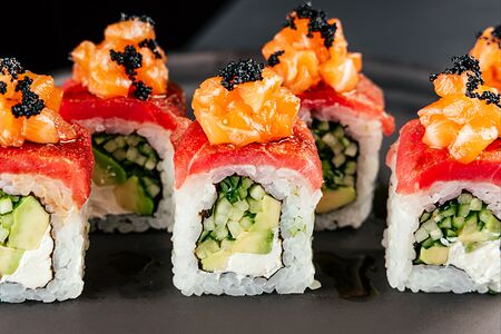 Ролл с авокадо с тунцом и тартаром из лосося