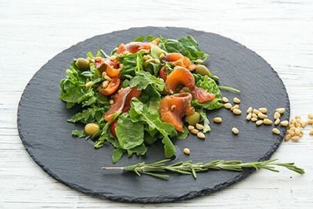 Салат с руколой и семгой