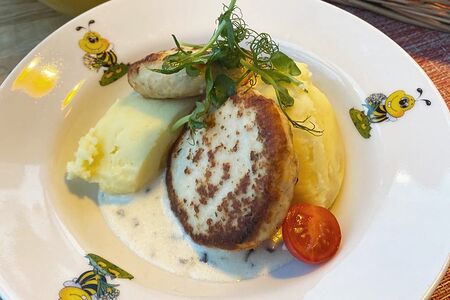 Куриные котлетки с пюре и грибным соусом