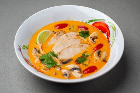 Том ям с курицей