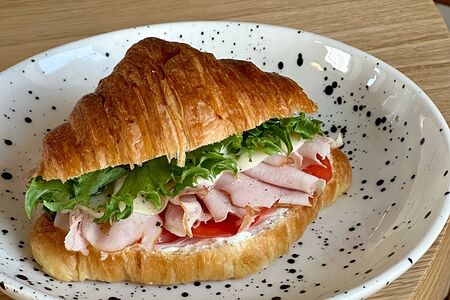 Круассан с окороком и моцареллой