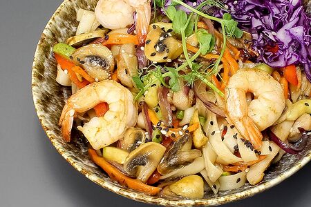 Пшеничная лапша с креветками