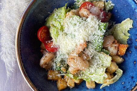 Салат Цезарь с креветками