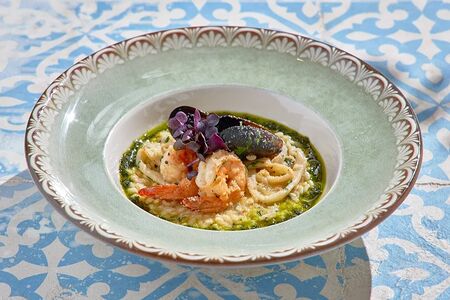 Ризотто с морепродуктами и соусом песто