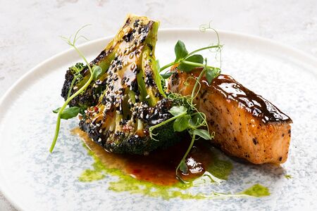 Лосось, брокколи, соус Токио, кунжут