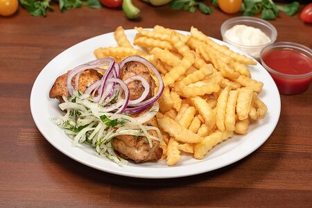 Шашлык из курицы с картофелем фри