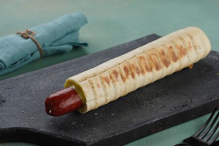 Хот-дог французский с сосиской из свинины