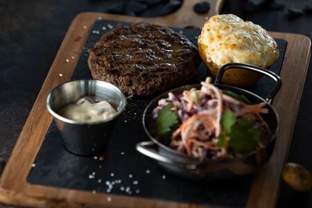 Бифштекс из мраморной говядины с салатом коул-слоу и картофелем Айдахо