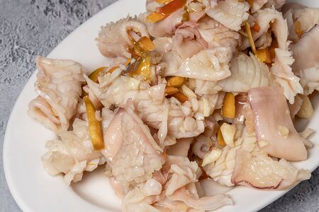 Кусочки кальмара с зелёным перцем