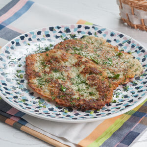 Драники с картофелем и зеленью со сметаной