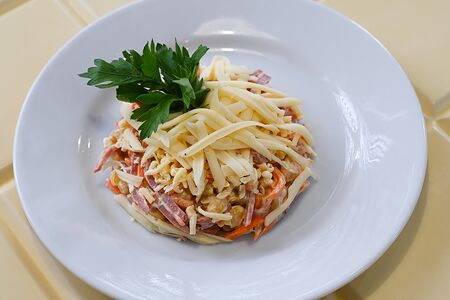 Салат с кукурузой, колбасой и морковью