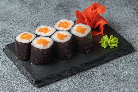 Ролл с лососем