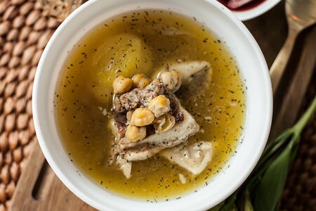 Баранина, томлёная в горшочке с картофелем и нутом (Пити)