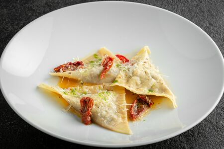 Равиоли с уткой и вялеными томатами