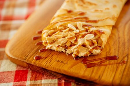 Блин с вареной сгущёнкой и арахисом