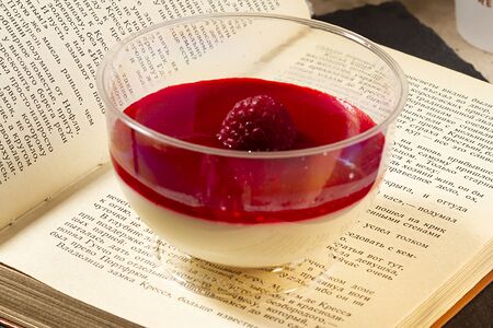 Паннакота с малиной